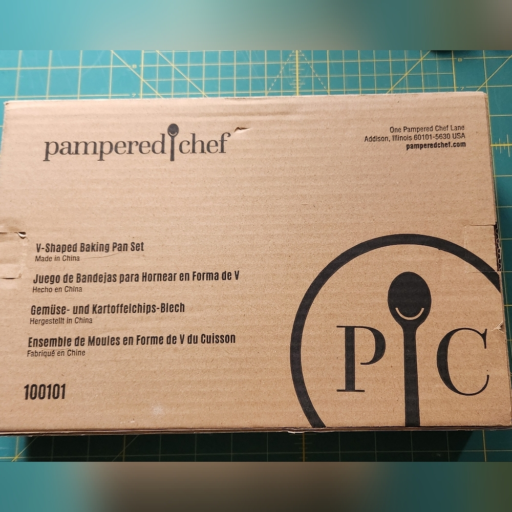 NIB Pampered Chef V-Shaped Baking Pan Set